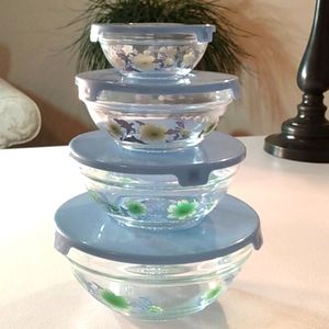 4Piece set of durable heat resistant bowls with lids NWT